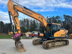 2016 Hyundai HX220L crawler excavator, side view