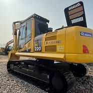 Escavadora de rastos Komatsu PC220-8 de 2023, vista traseira a três quartos