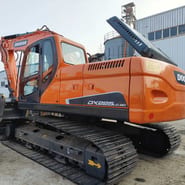 2010 Doosan DX225LC-9C crawler excavator, side view 2010 Doosan DX225LC-9C crawler excavator, side view