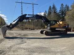 2012 Volvo EC380DL crawler excavator side view 2012 Volvo EC380DL crawler excavator side view