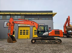 2022 Mitsubishi ZX220LC crawler excavator, side view 2022 Mitsubishi ZX220LC crawler excavator, side view