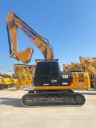 2020 Caterpillar 320D2 rupsgraafmachine, zijaanzicht
