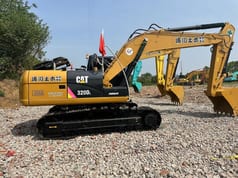 Koparka gąsienicowa Caterpillar 320DL z 2021 r., widok z boku