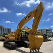 2018 Caterpillar 325CL crawler excavator, front three-quarter view