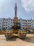 Excavadora de orugas Caterpillar 320D 2020, vista frontal con orugas de pantano