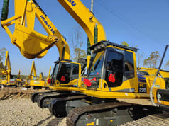 Excavator pe senile Komatsu PC220-8 din 2023, vedere față trei sferturi Excavator pe senile Komatsu PC220-8 din 2023, vedere față trei sferturi