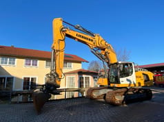 2016 Liebherr R936 NLC crawler excavator, side view 2016 Liebherr R936 NLC crawler excavator, side view
