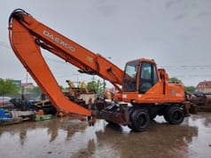 2002 Daewoo S200W-V material handler, side view 2002 Daewoo S200W-V material handler, side view