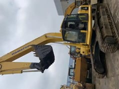 Koparka gąsienicowa Komatsu PC220-8 z 2014 roku, widok z boku