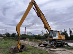 2003 Liebherr 934 material handler, side view 2003 Liebherr 934 material handler, side view