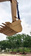 Gros plan du godet de l’excavatrice Caterpillar 320D2 2024