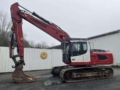 2016 Liebherr R926 LC crawler excavator side view 2016 Liebherr R926 LC crawler excavator side view
