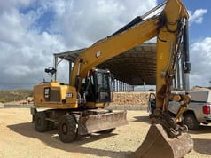 2016 Caterpillar M320F wheel excavator side view 2016 Caterpillar M320F wheel excavator side view