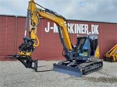 XCMG XE80E crawler excavator, front three-quarter view