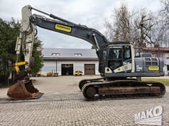2015 Komatsu PC290LCD crawler excavator side view 2015 Komatsu PC290LCD crawler excavator side view