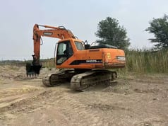 2008 Doosan DH225LC-7 crawler excavator, side view