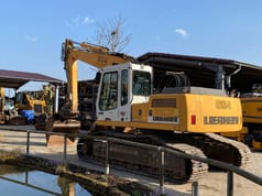 2002 Liebherr R 904 LIT crawler excavator, side view