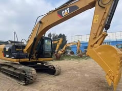 2024 Caterpillar 320D2 paletli ekskavatör, yandan görünüm