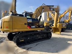 Escavatore cingolato Caterpillar 320D2L del 2020, vista posteriore tre quarti