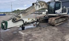 2014 Liebherr R924 HD crawler excavator side view 2014 Liebherr R924 HD crawler excavator side view