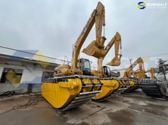 Excavatrice amphibie Caterpillar 320CL de 2020, vue avant trois-quarts