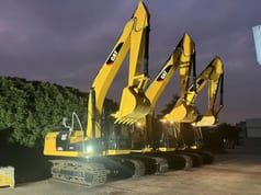 Koparka gąsienicowa 2022 Caterpillar 320D2, widok z boku kilku sztuk