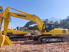 2017 Komatsu PC400-7 crawler excavator, side view 2017 Komatsu PC400-7 crawler excavator, side view