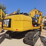 Escavatore cingolato Caterpillar 320D2 del 2024, vista posteriore tre quarti Escavatore cingolato Caterpillar 320D2 del 2024, vista posteriore tre quarti