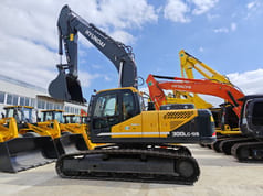 Hyundai R300LC-9S crawler excavator, side profile view Hyundai R300LC-9S crawler excavator, side profile view