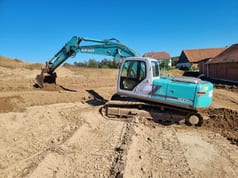2004 Kobelco SK210NLC-6E crawler excavator side view 2004 Kobelco SK210NLC-6E crawler excavator side view