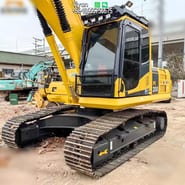 Escavadora de rastos Komatsu PC200-8 de 2022, vista dianteira a três quartos