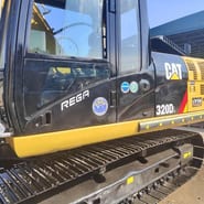 Widok kabiny i gąsienicy koparki gąsienicowej 2023 Caterpillar 320DL