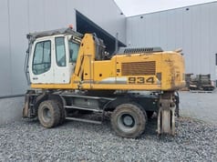 2011 Liebherr 934 material handler, side view 2011 Liebherr 934 material handler, side view
