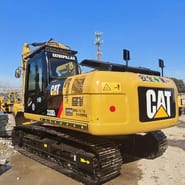 Escavadora de rastos Caterpillar 320D de 2020, vista traseira a três quartos