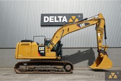 2017 Caterpillar 320FL crawler excavator side view