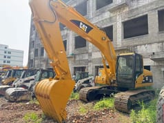 2018 Caterpillar 320CL crawler excavator, front three-quarter view 2018 Caterpillar 320CL crawler excavator, front three-quarter view