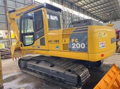 Excavator pe senile 2018 Komatsu PC200-8, vedere spate trei sferturi Excavator pe senile 2018 Komatsu PC200-8, vedere spate trei sferturi