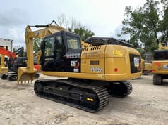 Escavatore cingolato Caterpillar 320D del 2023, vista posteriore tre quarti