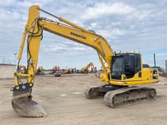 2015 Komatsu PC200 LC-8 crawler excavator, side profile view 2015 Komatsu PC200 LC-8 crawler excavator, side profile view