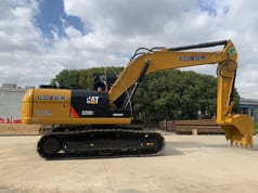 Gąsienicowa koparka Caterpillar 320D2 z 2023 roku, widok z boku
