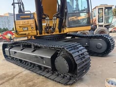 Caterpillar 320D2 Raupenbagger, Seitenansicht von Ketten und Fahrwerk