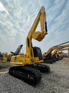 Pelle sur chenilles Komatsu PC200-8 2024, vue arrière trois-quarts Pelle sur chenilles Komatsu PC200-8 2024, vue arrière trois-quarts