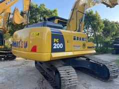 2022 Komatsu PC200-8 Raupenbagger, Ansicht von hinten rechts 2022 Komatsu PC200-8 Raupenbagger, Ansicht von hinten rechts