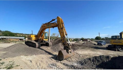 Hyundai R290LC-7 crawler excavator, side view Hyundai R290LC-7 crawler excavator, side view