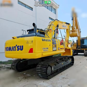 Escavatore cingolato Komatsu PC220-8 del 2023, vista posteriore tre quarti Escavatore cingolato Komatsu PC220-8 del 2023, vista posteriore tre quarti