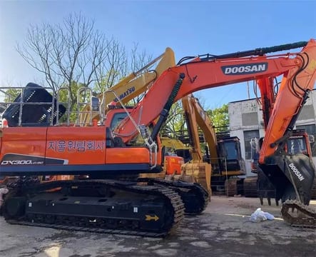 2024 Doosan DX300LC-9C crawler excavator side view 2024 Doosan DX300LC-9C crawler excavator side view