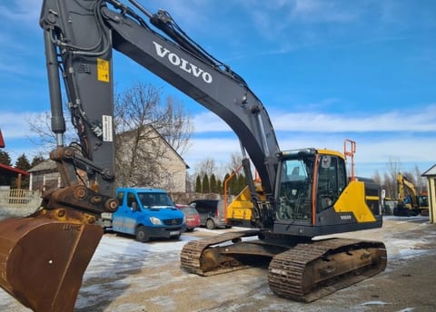 2020 Volvo EC250EL crawler excavator, front three-quarter view 2020 Volvo EC250EL crawler excavator, front three-quarter view