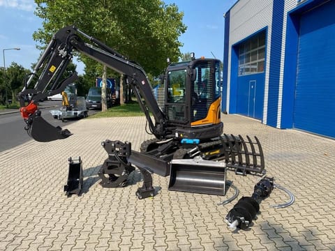 Berger Kraus BK4000KJS mini excavator with attachments, side view Berger Kraus BK4000KJS mini excavator with attachments, side view