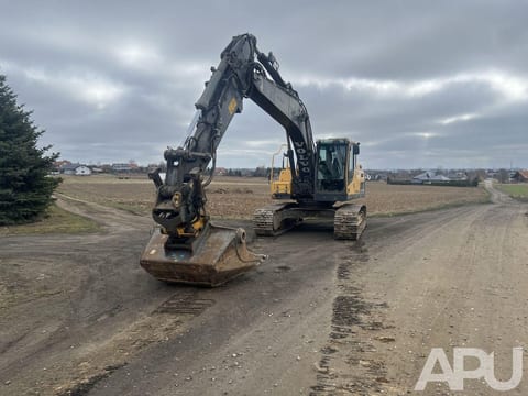 2013 Volvo EC220DL crawler excavator, front three-quarter view 2013 Volvo EC220DL crawler excavator, front three-quarter view