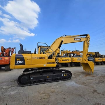 Escavatore cingolato Komatsu PC200-8 del 2022, vista laterale Escavatore cingolato Komatsu PC200-8 del 2022, vista laterale